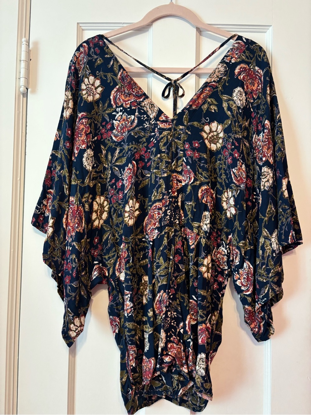 Angie Navy Floral V-Neck Tie-Back bat wing romper size large